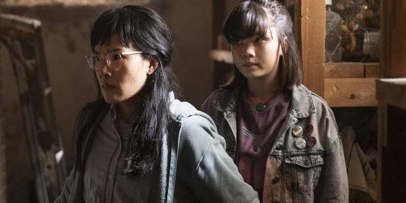 Erin, adulta e jovem, em cena de Paper Girls
