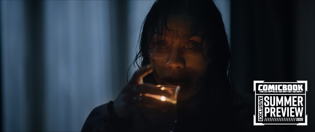 Luciane Buchanan como Thya em "Evil Dead Burn", da New Line Cinema. Crédito: Courtesy Warner Bros