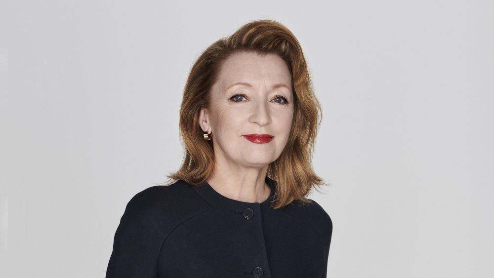 Lesley Manville em cena relacionada a Bastidores e produção da nova série