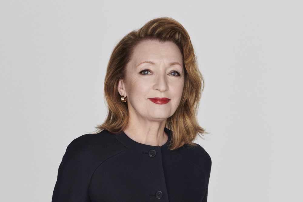 Lesley Manville em cena relacionada a Terri, a força da natureza em