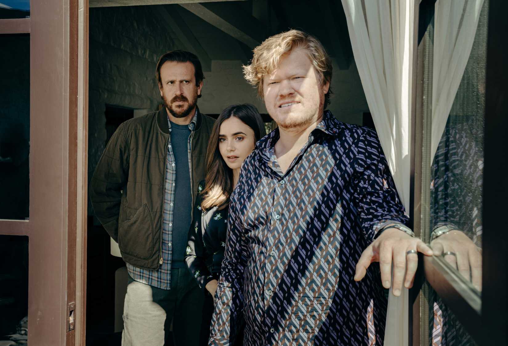 Jason Segel, Lily Collins e Jesse Plemons em cena de *Windfall*