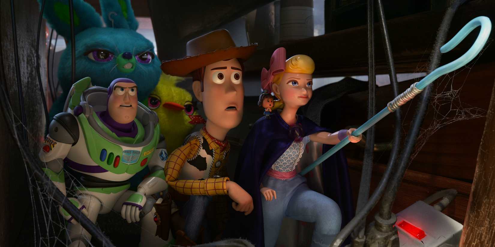 Woody e Betty lideram os brinquedos em Toy Story 4 (2019)