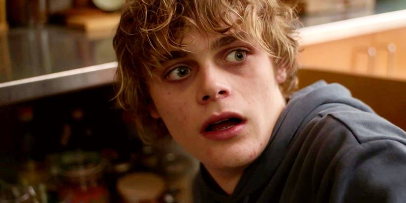 Billy Barratt como Andy, com expressão de choque, em Bring Her Back