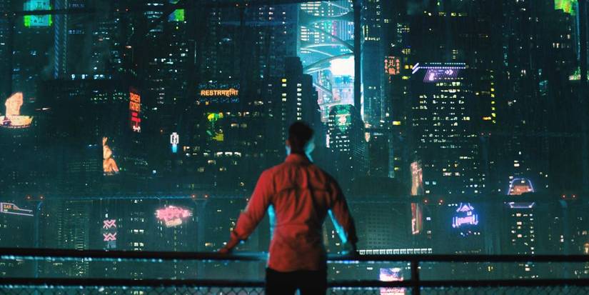 Takeshi Kovacs observa a cidade em Altered Carbon