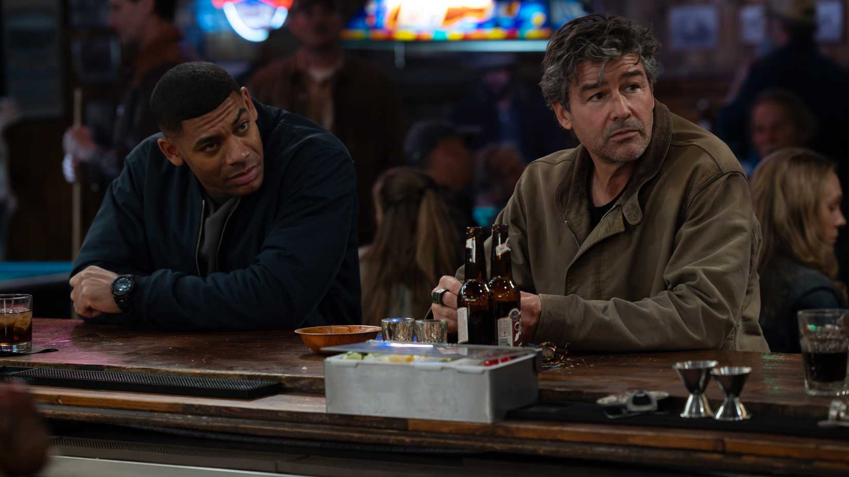 Aaron Pierre e Kyle Chandler em imagem exclusiva de Lanterns