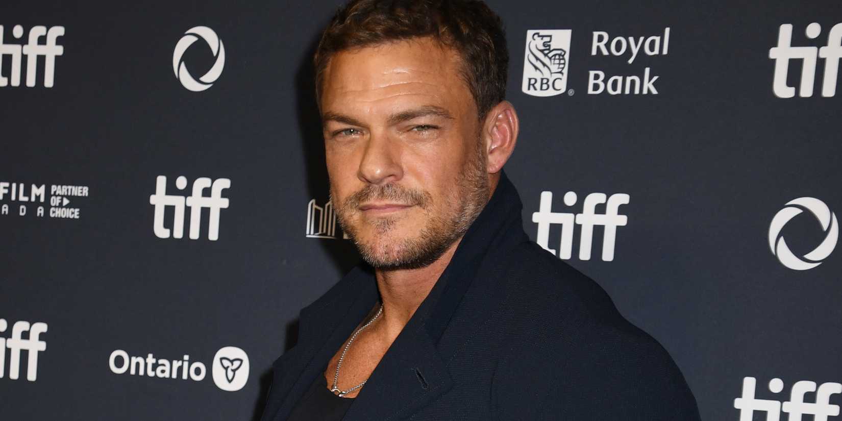 Alan Ritchson na estreia em Motor City