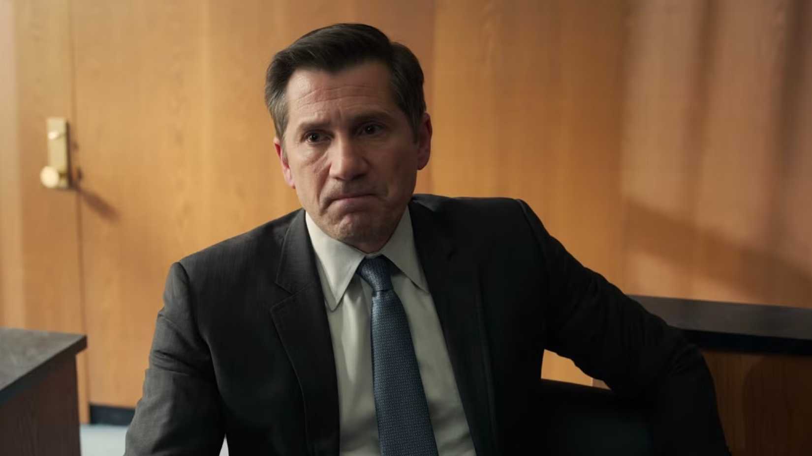 Alex Grant demonstra abatimento no banco das testemunhas em The Lincoln Lawyer