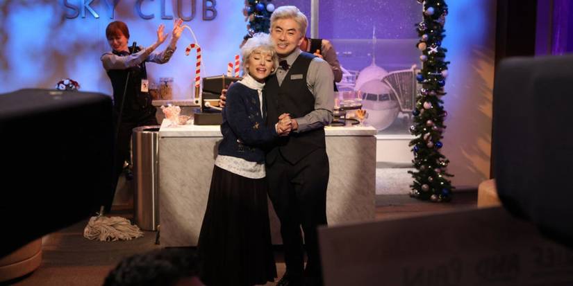 Ariana Grande e Bowen Yang se abraçam durante o último esquete do ator no SNL