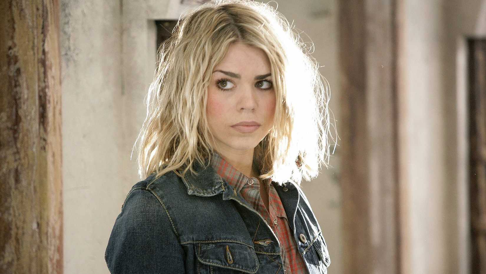 Billie Piper como Rose Tyler, vestindo jaqueta jeans e camisa de gola clara
