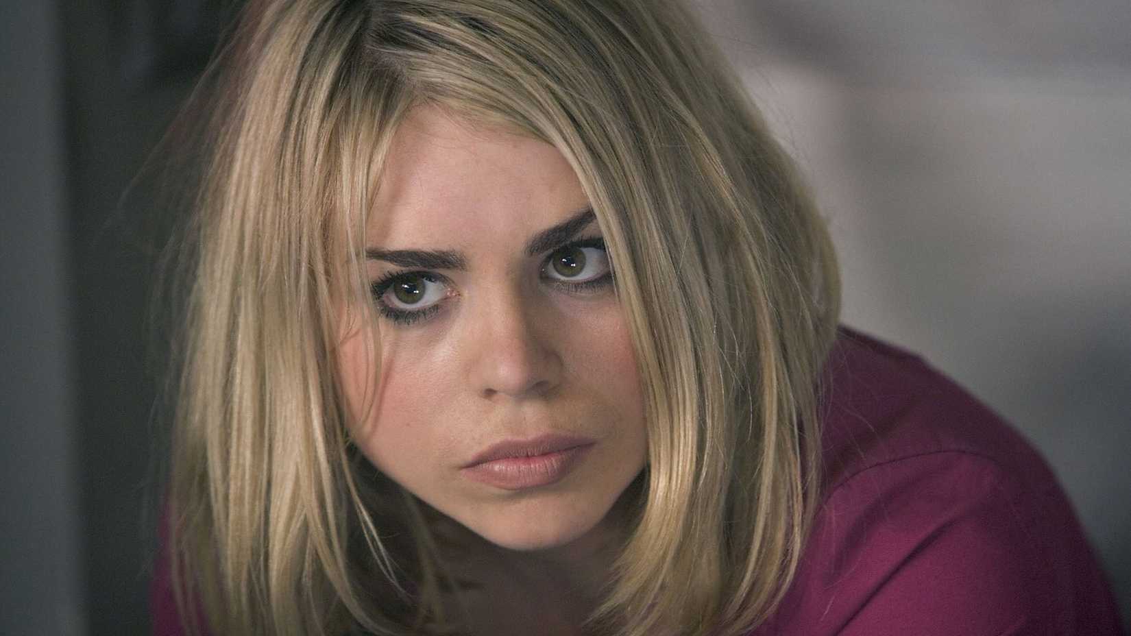 Billie Piper como Rose Tyler, vestindo moletom rosa