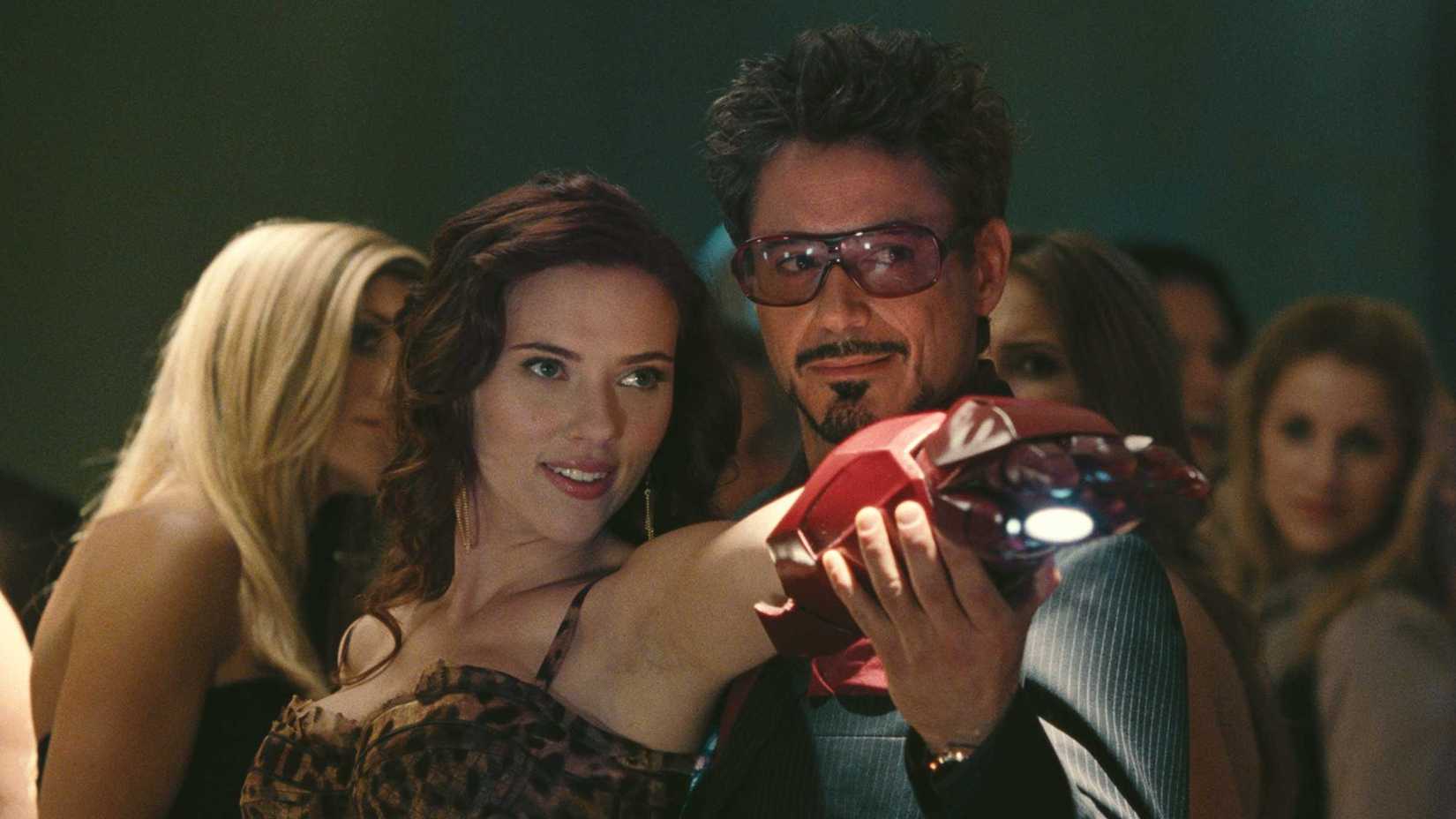 Viúva Negra (Scarlett Johansson) e Tony Stark (Robert Downey Jr.) em cena de Homem de Ferro 2