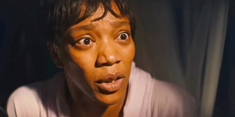 Frida (Naomi Ackie) com expressão de medo em Blink Twice (2024)
