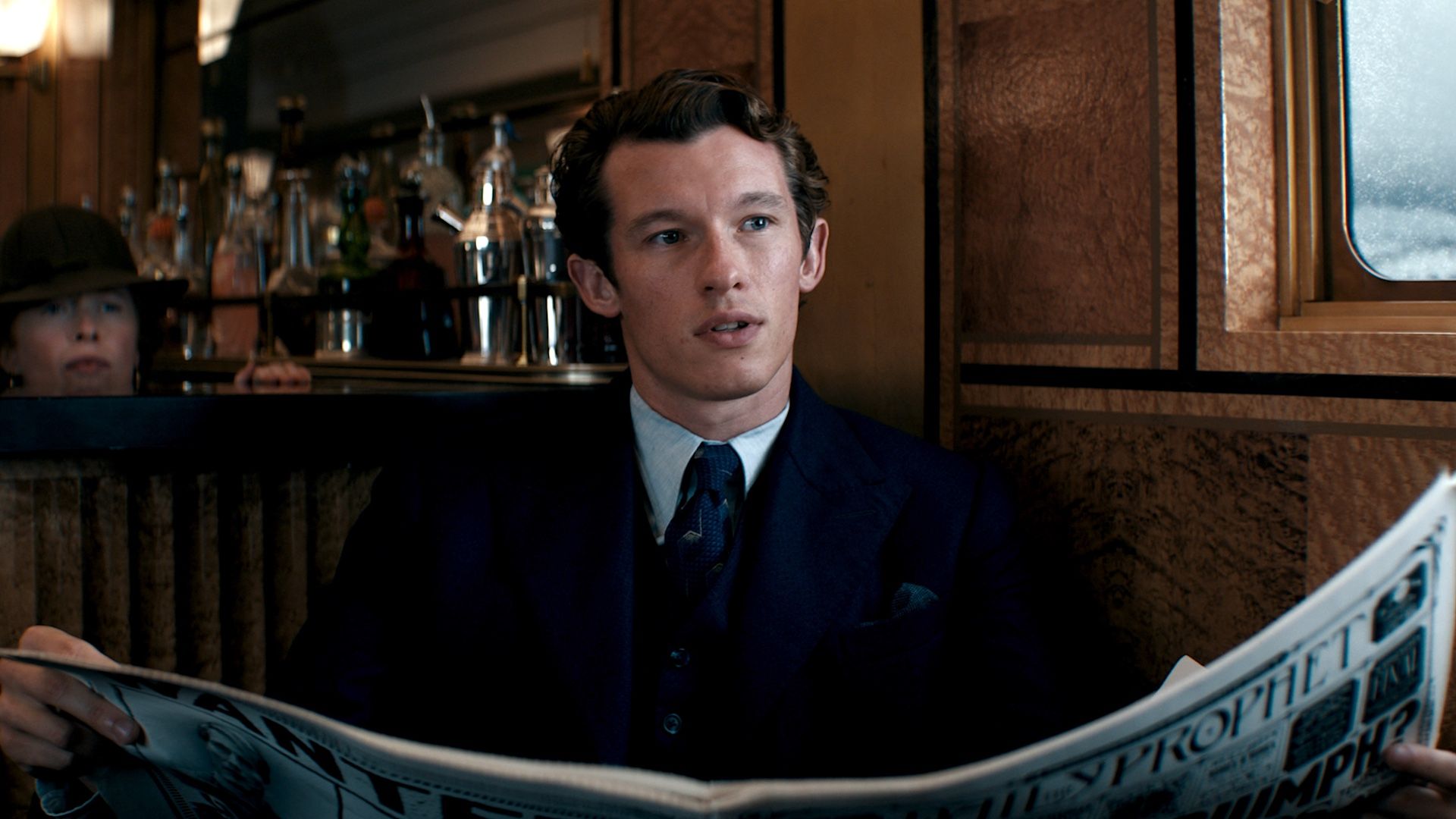 Callum Turner como Theseus Scamander em Animais Fantásticos: Os Segredos de Dumbledore