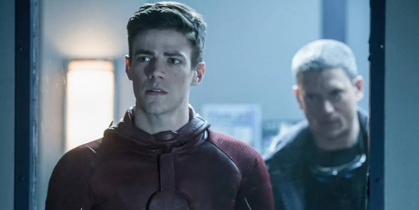 Capitão Frio atrás de Barry Allen em episódio de The Flash