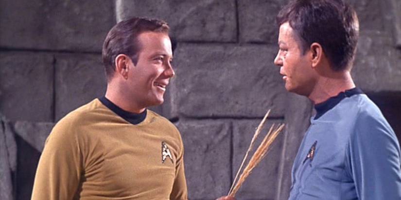 Capitão Kirk (William Shatner) provoca o Dr. McCoy (DeForest Kelley) em episódio de Star Trek: A Série Original