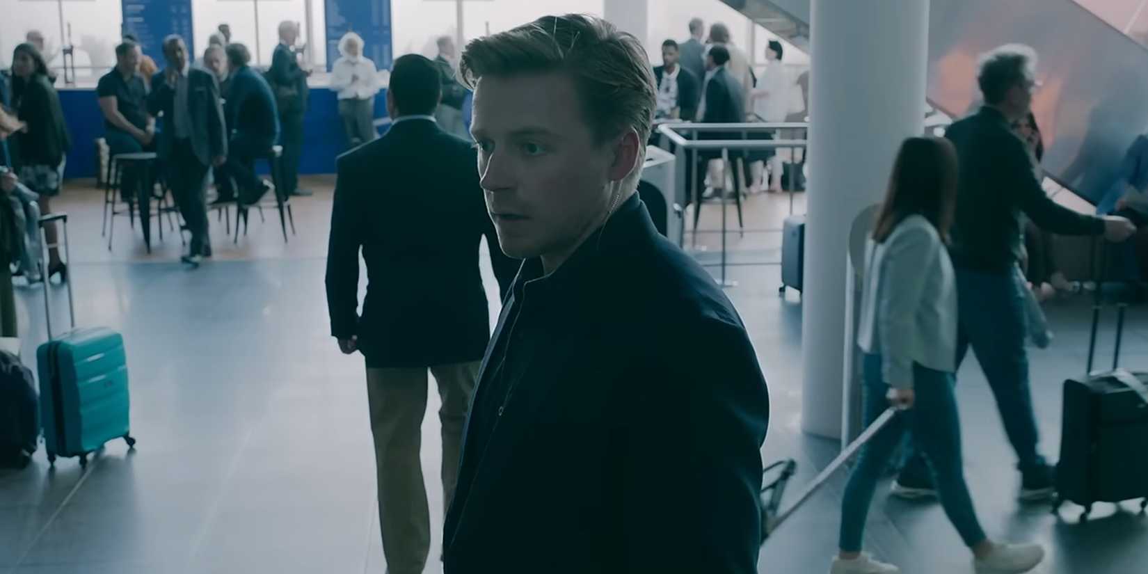 Cartwright em um terminal de aeroporto no episódio piloto de Slow Horses
