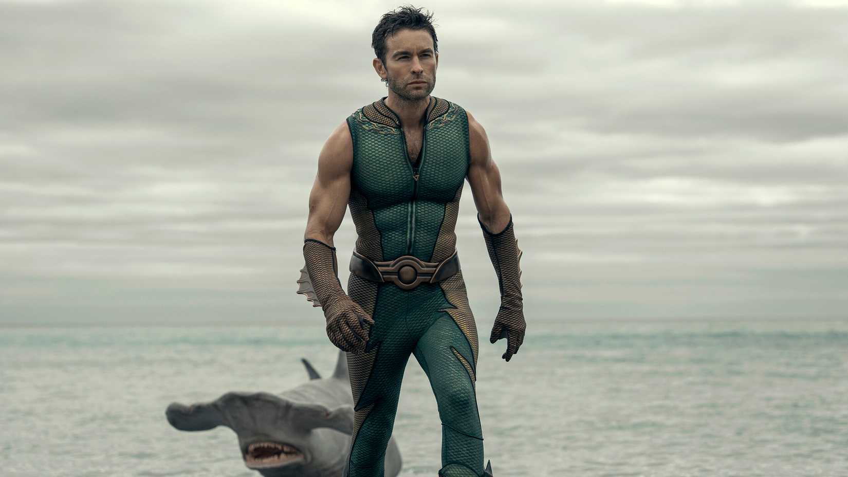 Chace Crawford como Profundo saindo do oceano com um tubarão-martelo em cena da 5ª temporada de The Boys