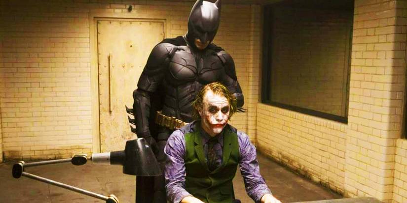 Batman de Christian Bale e Coringa de Heath Ledger em cena de interrogatório de "Batman: O Cavaleiro das