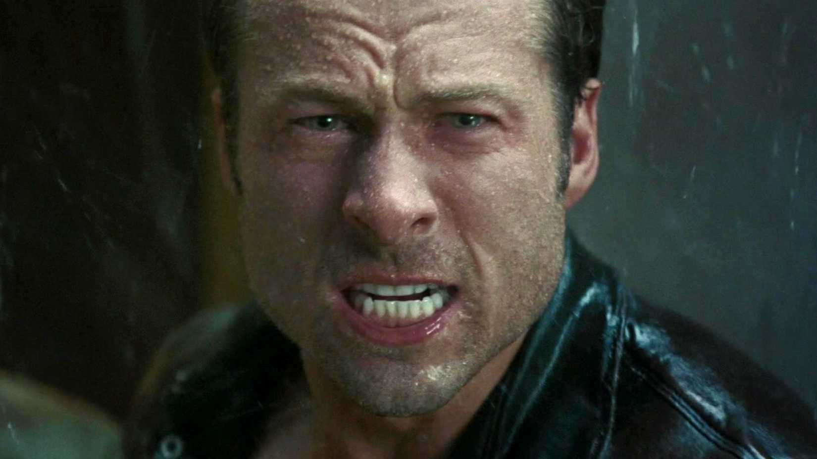 Glen Powell chora sob chuva em cena de Twisters