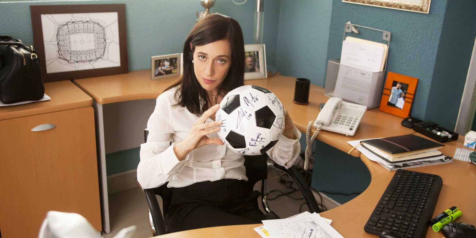 Isabel em sua mesa no Club de Cuervos