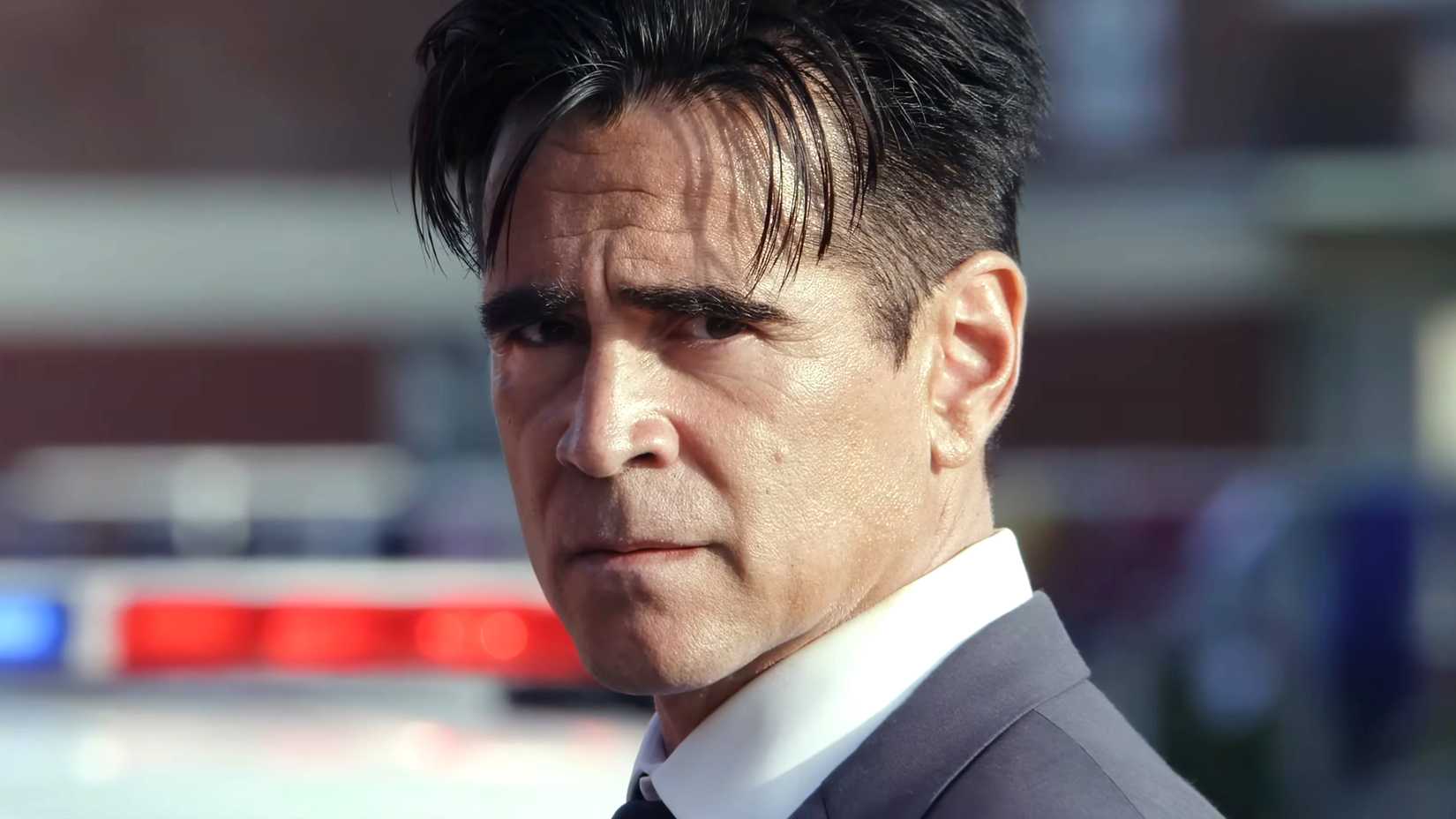 Colin Farrell como Sugar, com viatura ao fundo, na segunda temporada da série