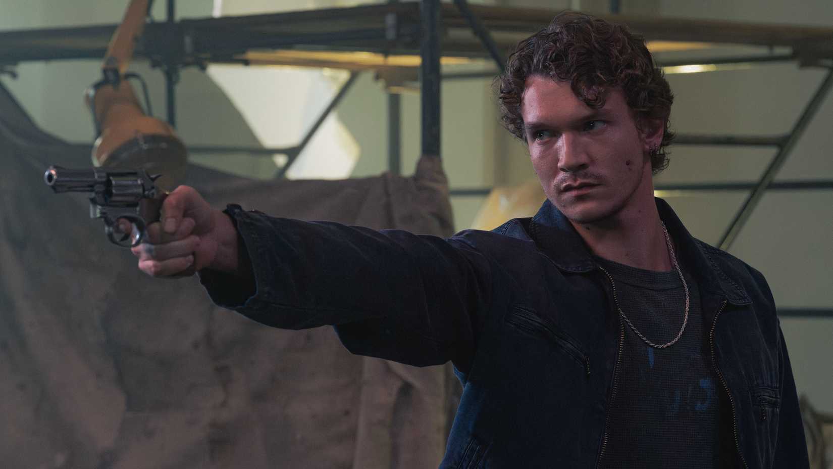 Lance Kingston (Connor Storrie) empunha uma arma em Criminal Minds