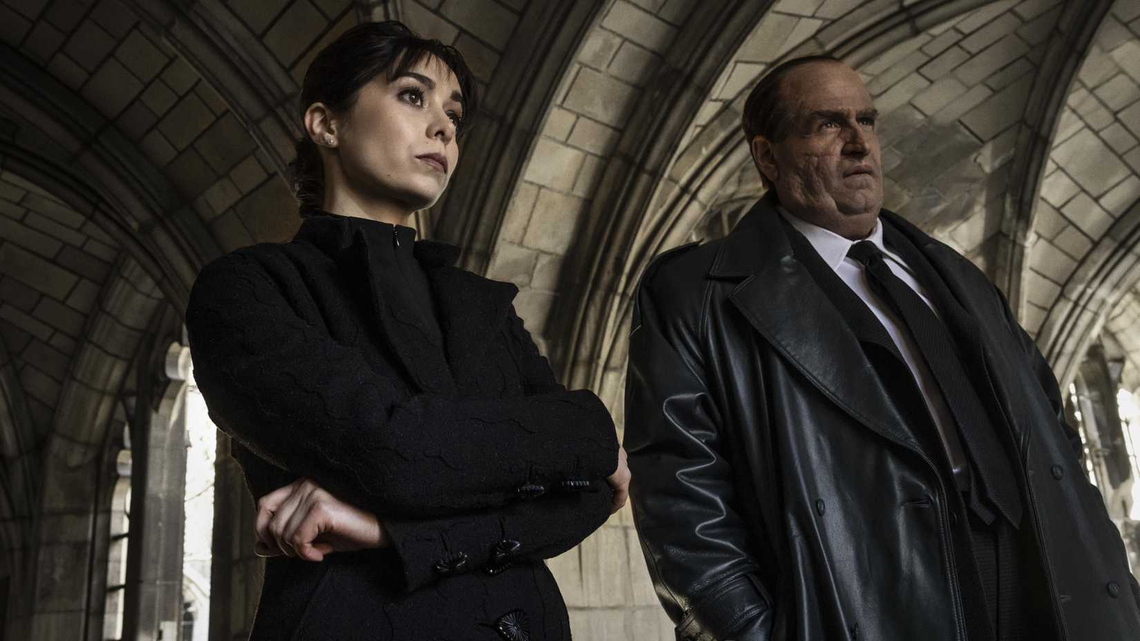 Cristin Milioti e Colin Farrell em cena de Pinguim