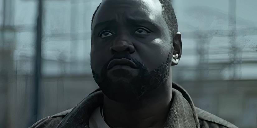 Brian Tyree Henry como Ray em frente a uma prisão em Dope Thief