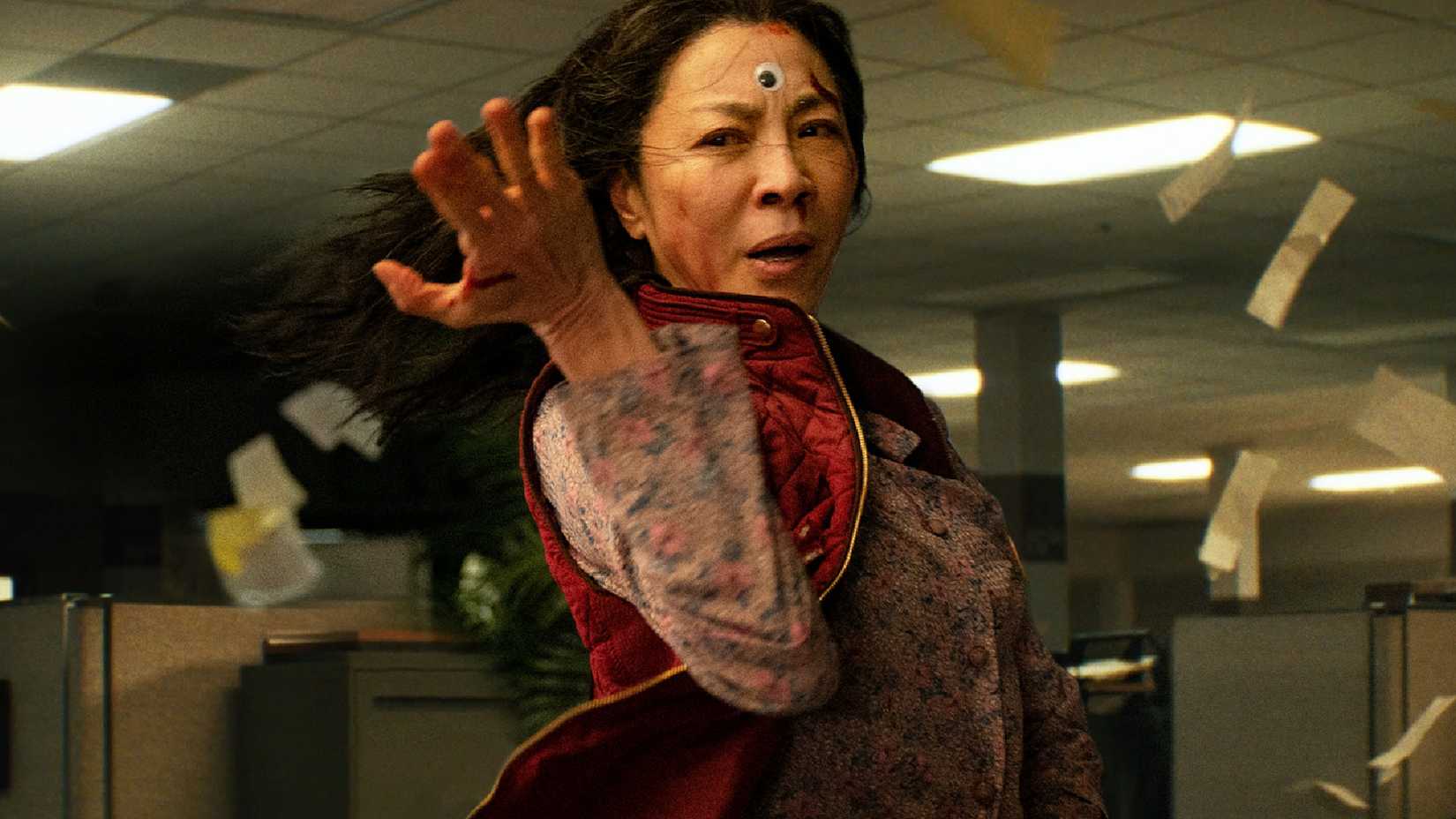 Cena de "Tudo em Todo o Lugar ao Mesmo Tempo" com Michelle Yeoh como Evelyn Quan Wang