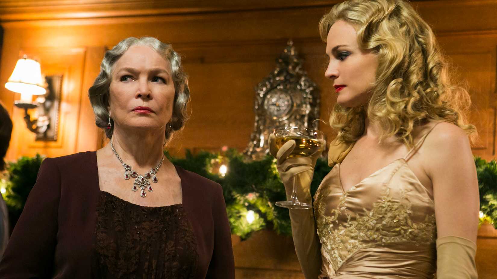 Ellen Burstyn e Heather Graham em traje de gala em uma mansão