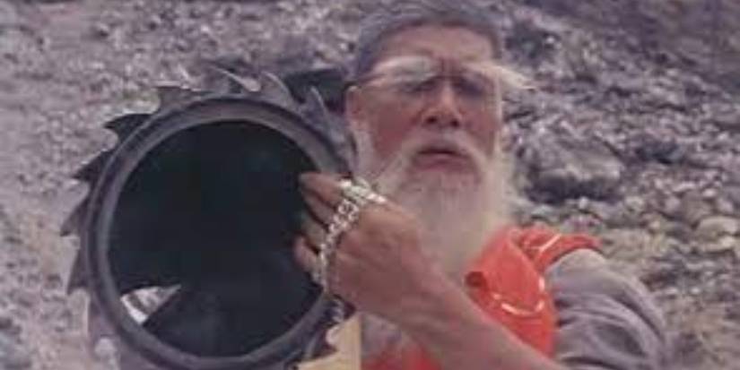 Fu Sheng Wu Chi segura a guilhotina voadora em *O Mestre da Guilhotina Voadora*
