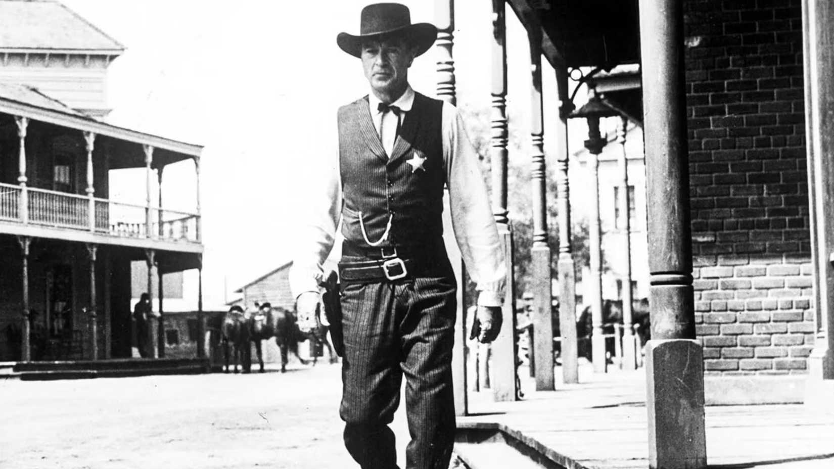 Gary Cooper caminha por uma rua da cidade em Matar ou Morrer