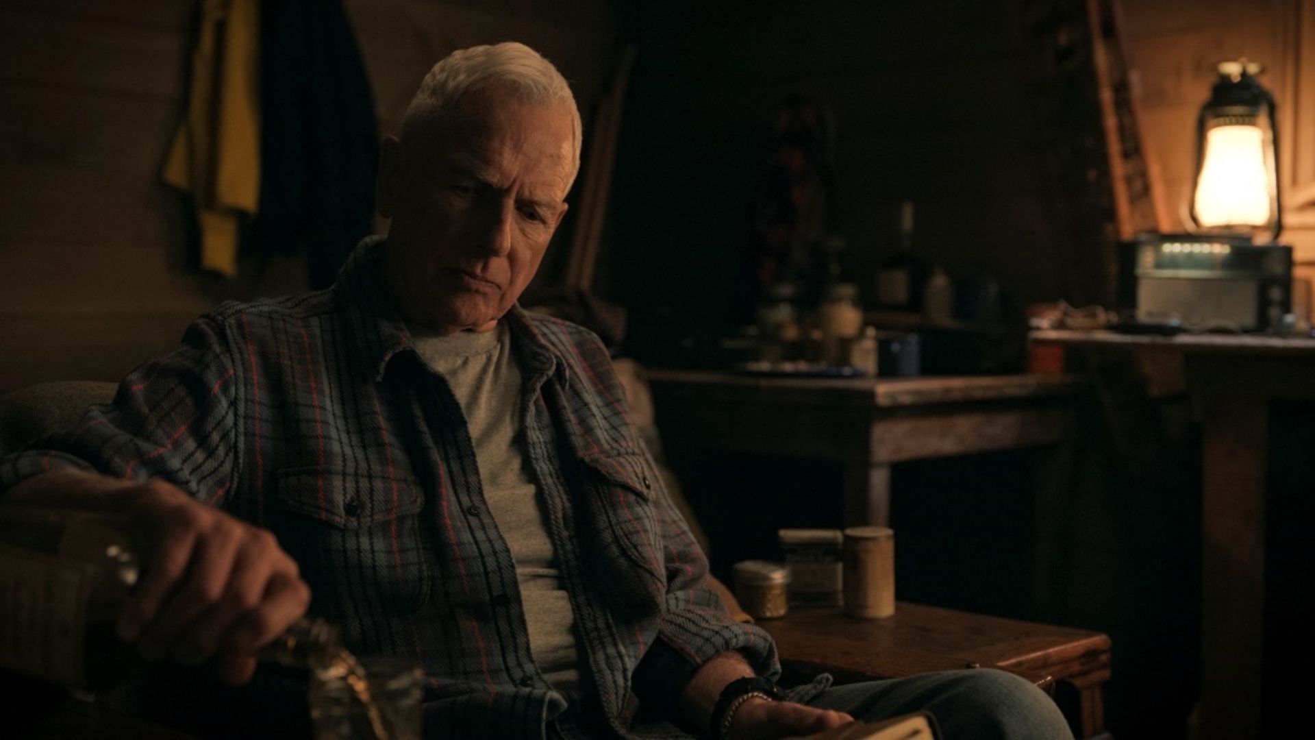 Gibbs sentado em um sofá na CBS