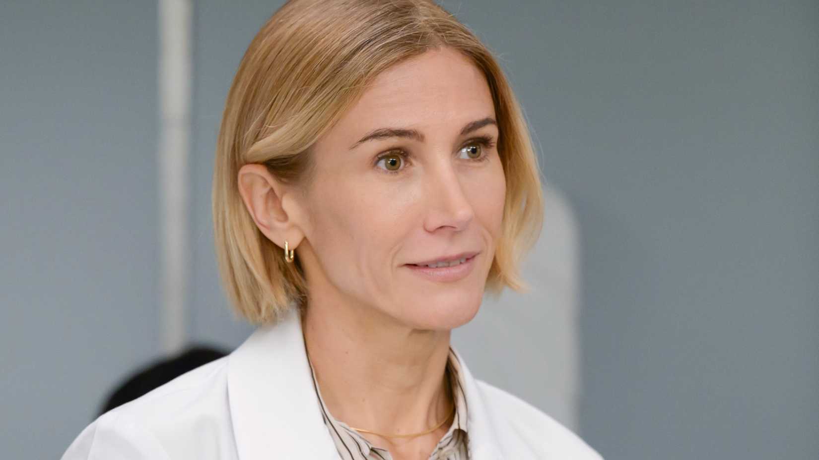 Jennifer Landon, a Dra. Toni Wright de Grey's Anatomy, sorri