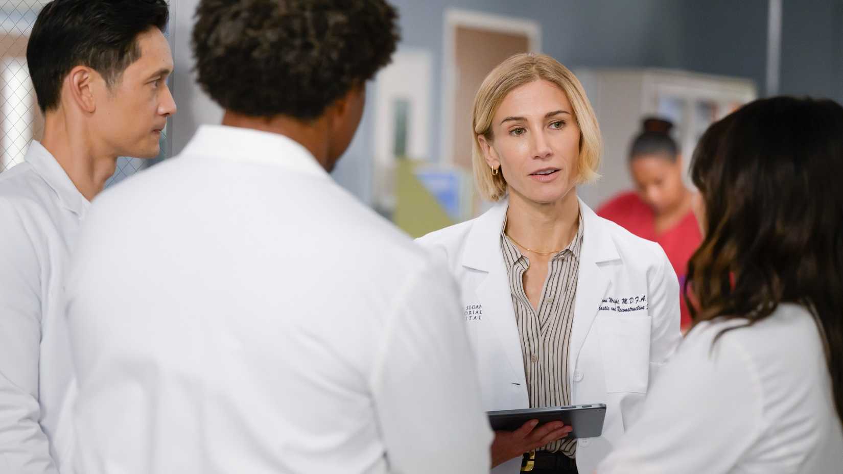 Jennifer Landon, Harry Shum Jr., Jason George e Caterina Scorsone em círculo