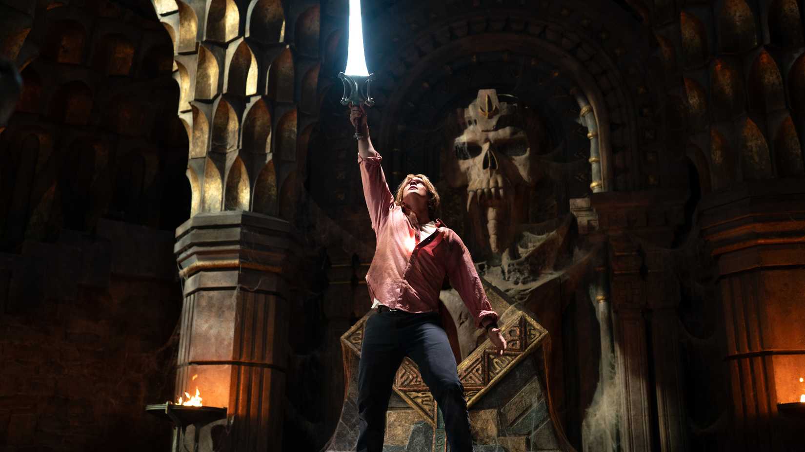 He-Man empunha sua espada em Mestres do Universo