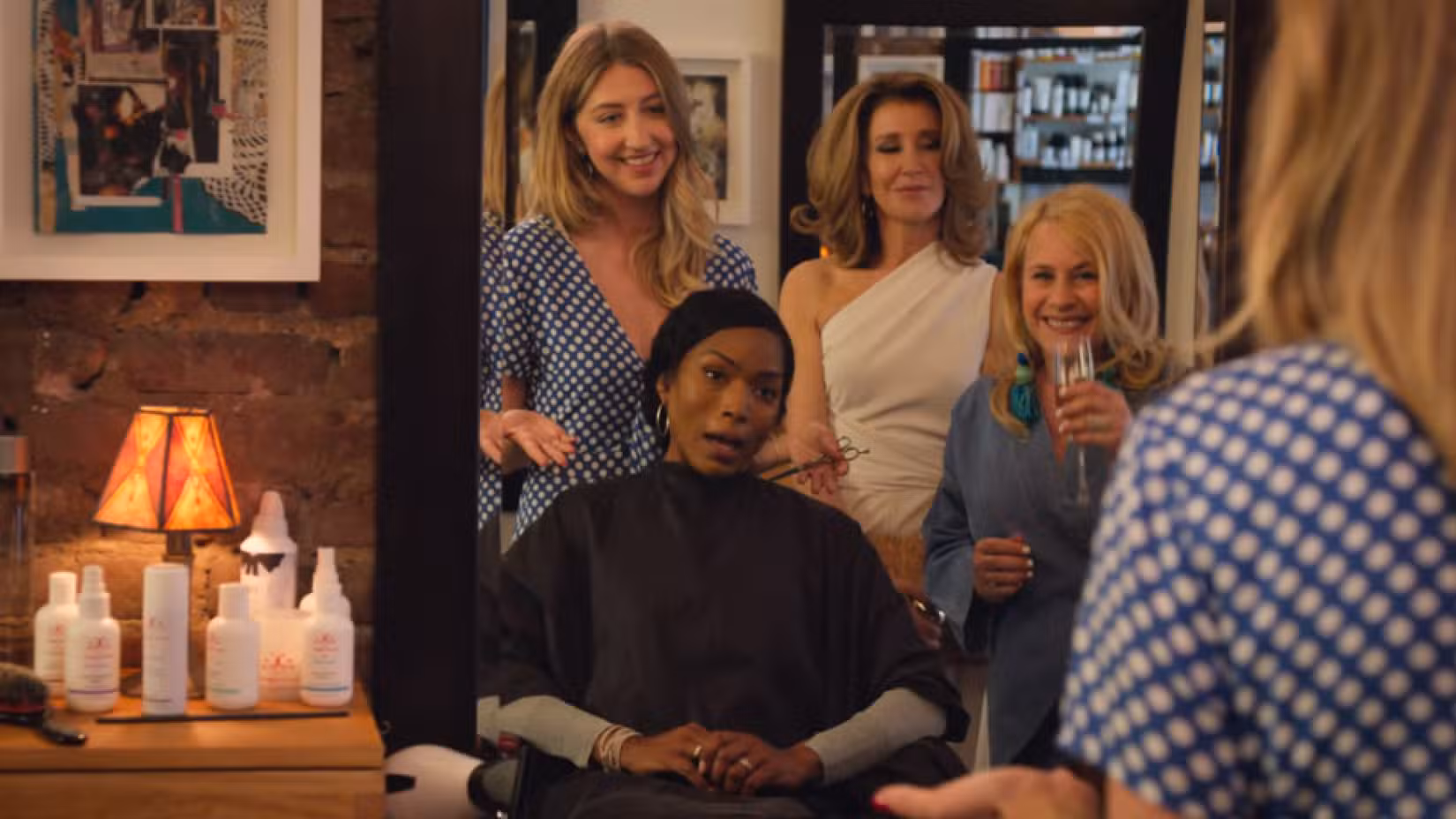Heidi Gardner corta o cabelo em Otherhood