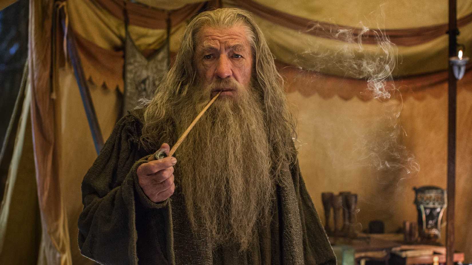 Senhor em cena relacionada a Gandalf reconhece o perigo da tirania do