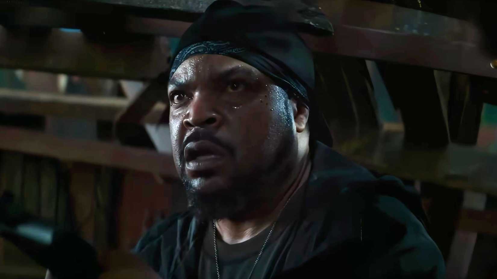 Ice Cube com expressão preocupada e suado em Anaconda (2025)