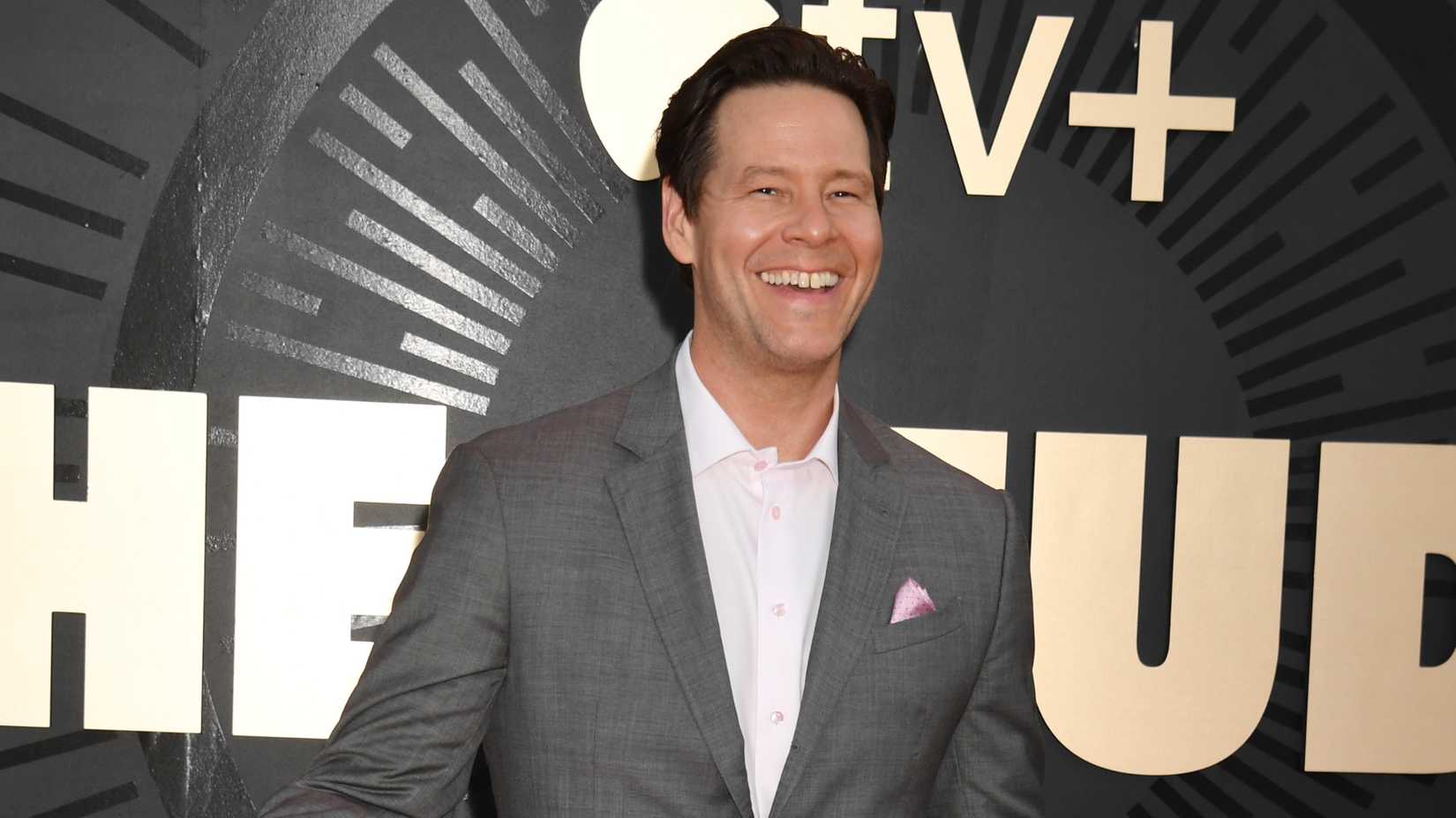 Ike Barinholtz na estreia da série The Studio, em Los Angeles