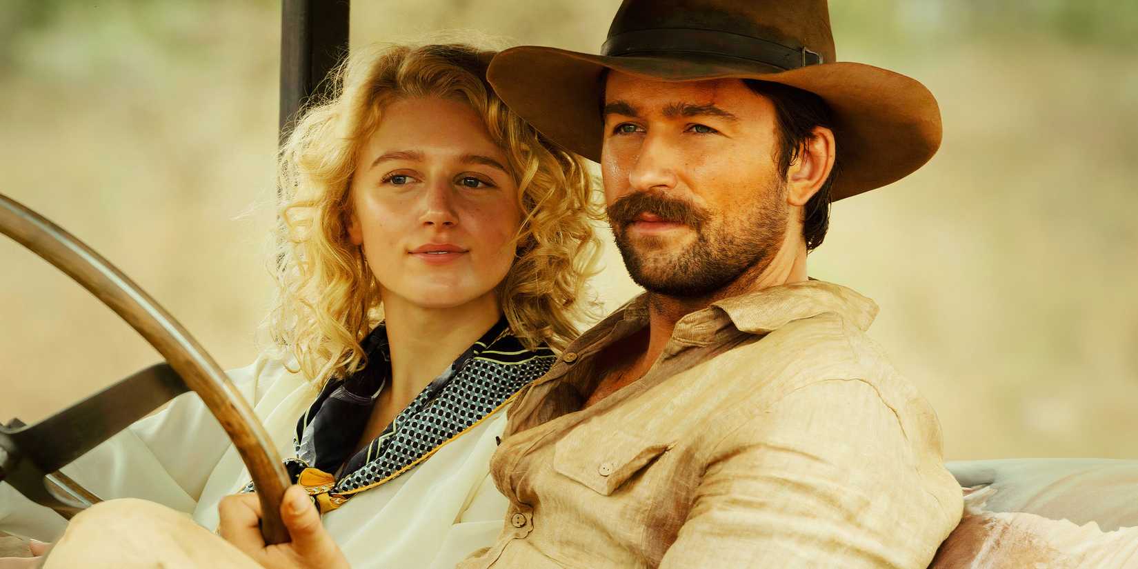 Brandon Sklenar como Spencer Dutton e Julia Schlaepfer como Alexandra Dutton em 1923