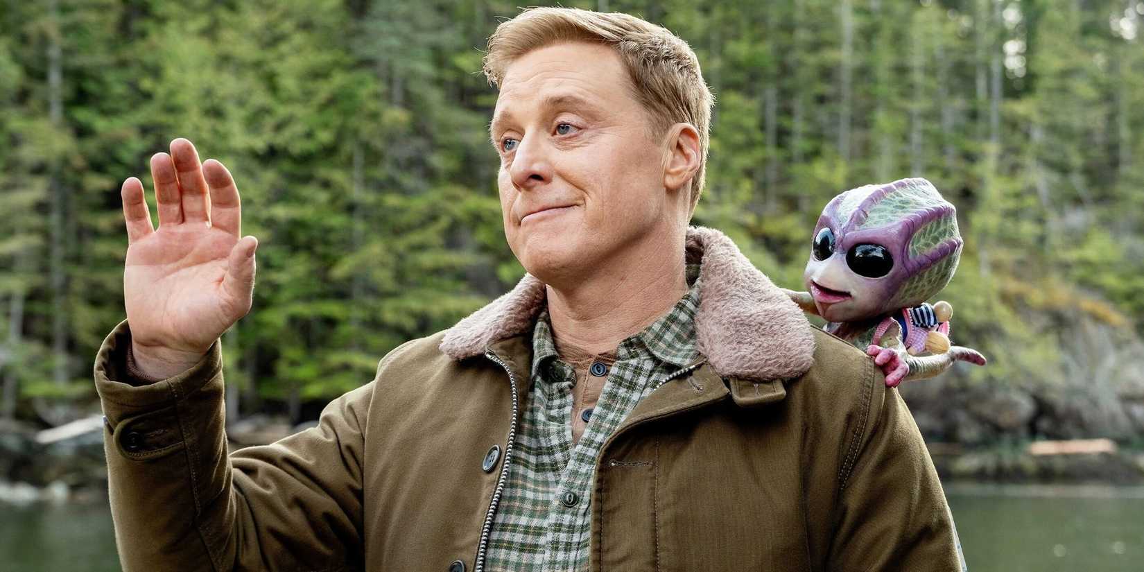 Homem com um alienígena no ombro em Resident Alien