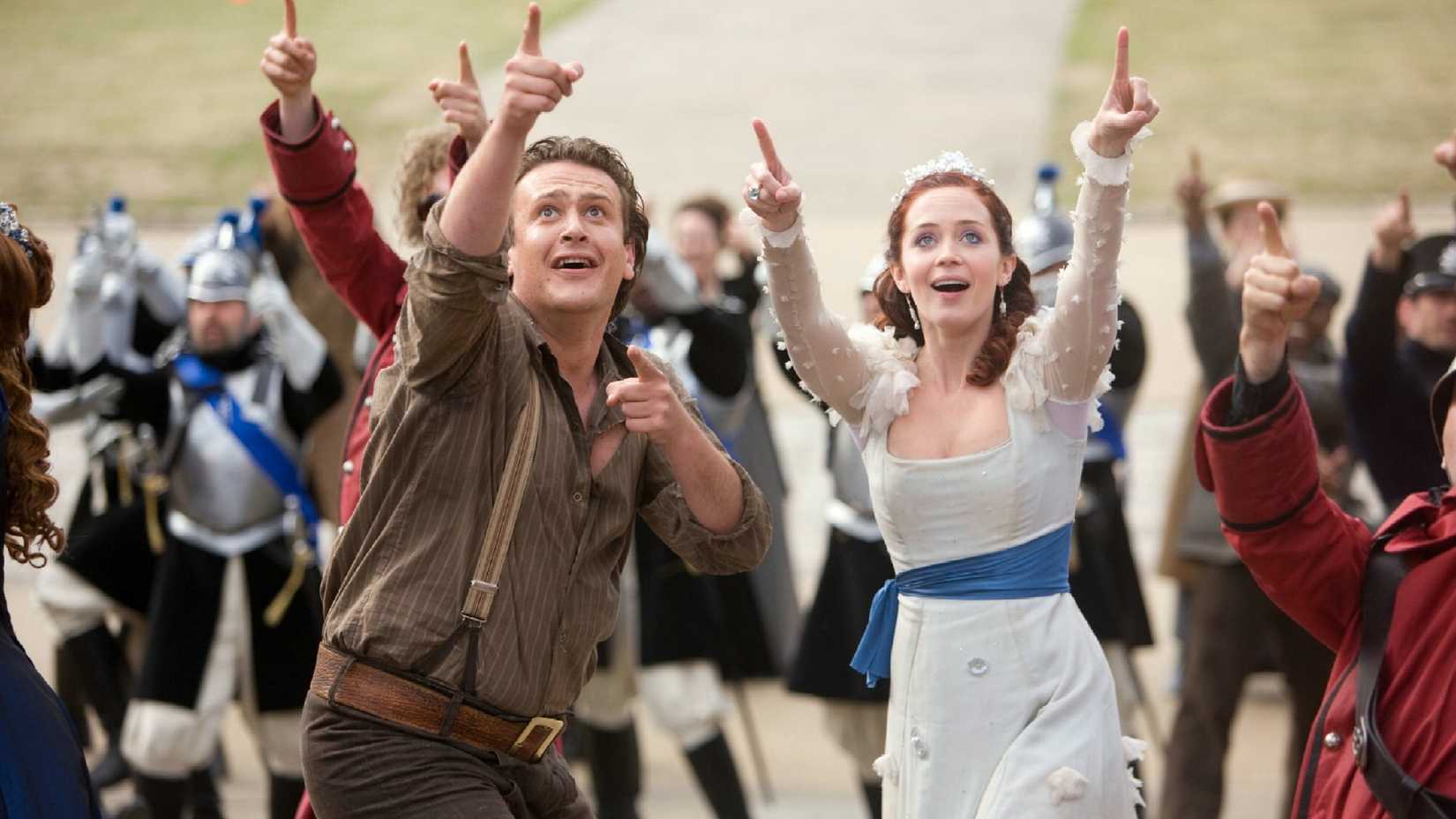 Jason Segel e Emily Blunt em As Viagens de Gulliver