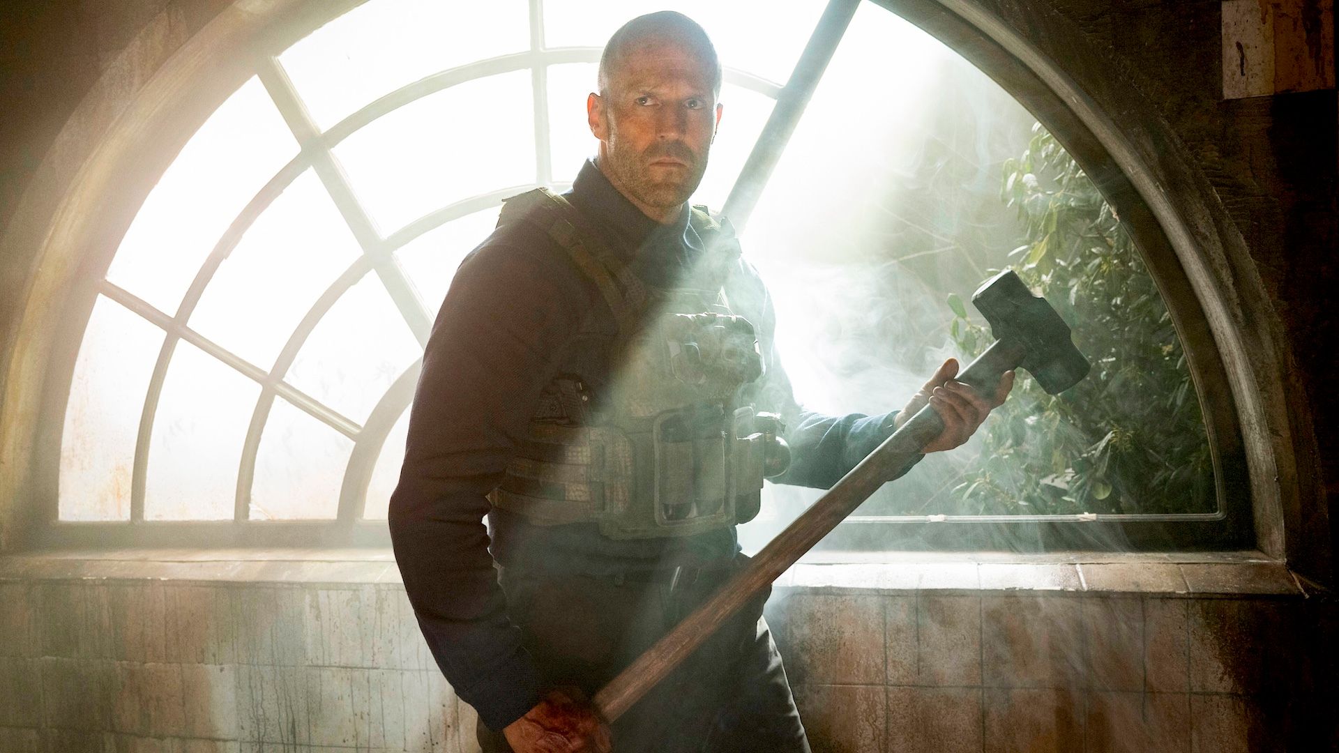 Jason Statham como Levon Cade em A Working Man