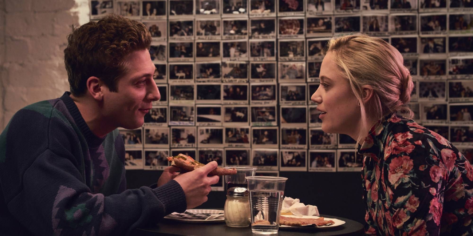 Jeremy Allen White e Maika Monroe em cena de jantar no filme "After Everything". Crédito: via Good Deed