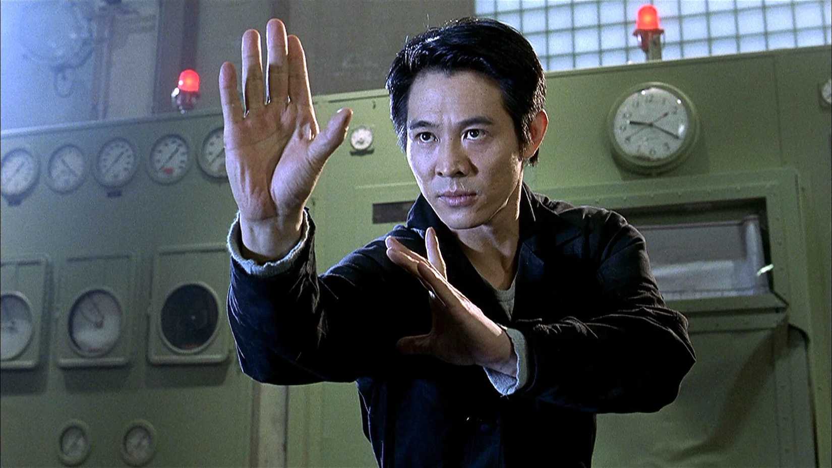 Jet Li como Gabe Law prepara-se para lutar em O Confronto