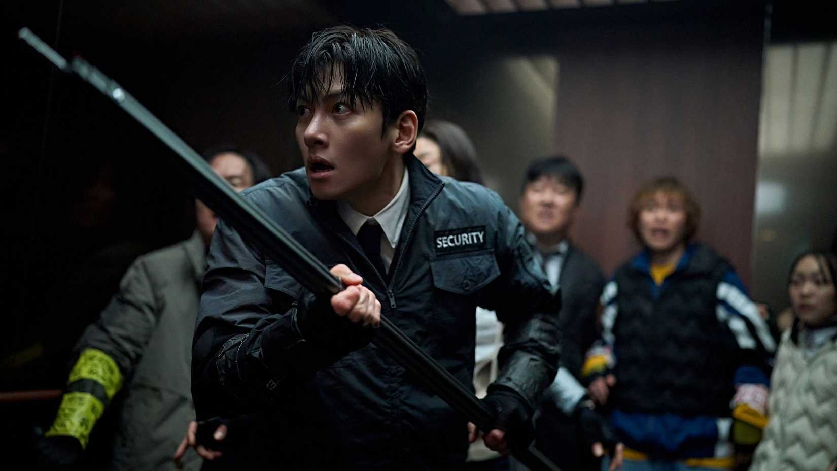 Ji Chang-wook empunha uma lança em Colony