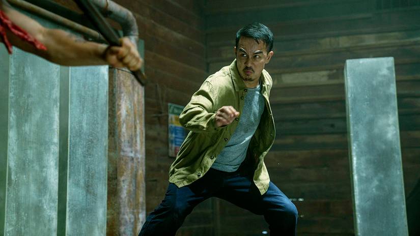 Joe Taslim como Navin em pose de combate em The Furious