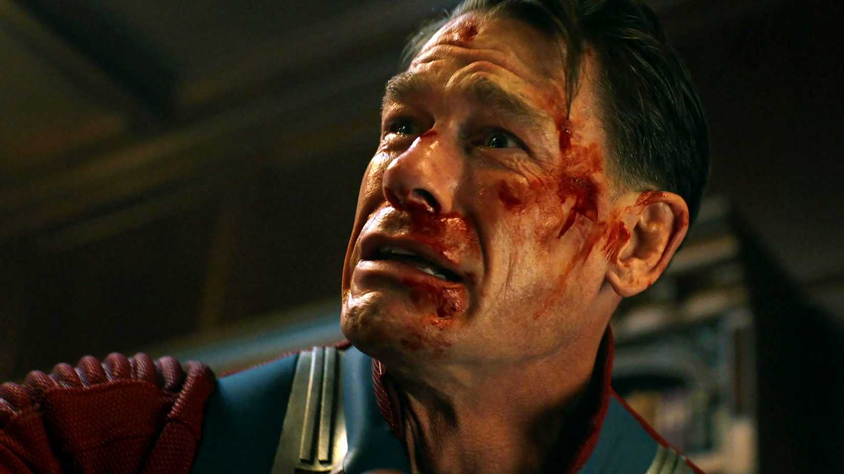 John Cena como Chris, sorrindo com o rosto ensanguentado, na segunda temporada de Pacificador
