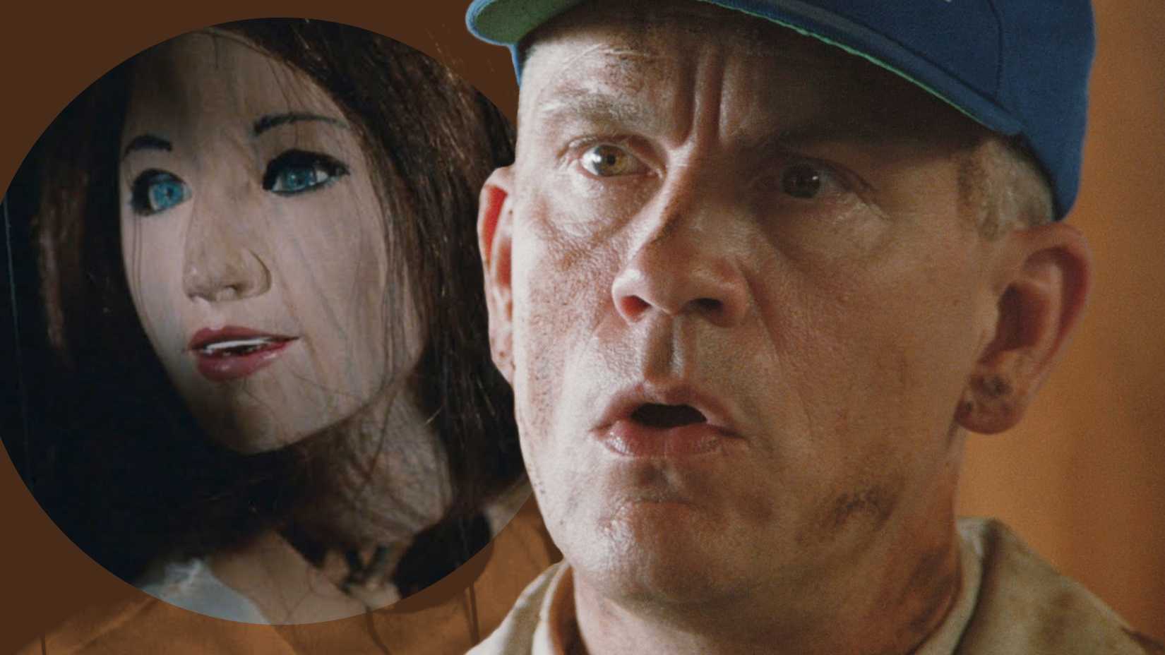 John Malkovich ao lado de um boneco do filme "Quero Ser John Malkovich"